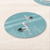 穏やかなアクアウォーターでパドリングするペリカンカップル ラウンドペーパーコースター (アングル)