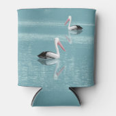 穏やかなアクアウォーターでパドリングするペリカンカップル 缶クーラー (正面)