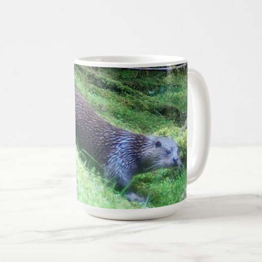 穏やかなカワウソの川辺野生生物自然シーン コーヒーマグカップ (正面右)