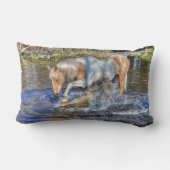 穏やかなパロミノピントス遊タリオンの池 ランバークッション (裏面)