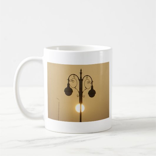 穏やかなビクトリアンヴィンテージ通りランプサンセットスカイ コーヒーマグカップ (左)