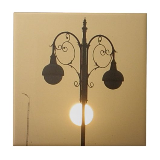 穏やかなビクトリアンヴィンテージ通りランプサンセットスカイ タイル (正面)