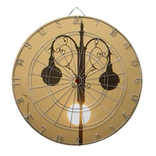 穏やかなビクトリアンヴィンテージ通りランプサンセットスカイ ダーツボード (正面)