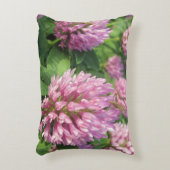 穏やかなピンクおよび緑のクローバー アクセントクッション (正面(垂直))