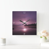 穏やかなピンク/プラムの日の出水風景 スクエア壁時計 (ホーム)