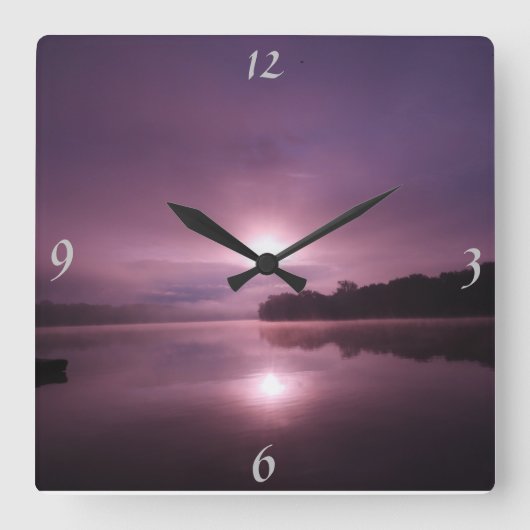 穏やかなピンク/プラムの日の出水風景 スクエア壁時計 (正面)