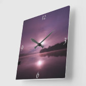 穏やかなピンク/プラムの日の出水風景 スクエア壁時計 (傾斜)