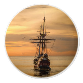 穏やかなボートで海に沈むサンセットノブ セラミックノブ