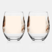 穏やかなポーズを取ったボクサー犬 ステムなしワイングラス (左)