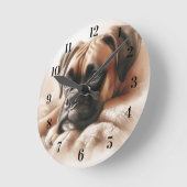 穏やかなポーズを取ったボクサー犬 ラウンド壁時計 (傾斜)