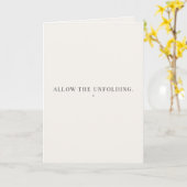 穏やかなミニマリストの名言「Allow the Unfolding」 カード (黄色い花)
