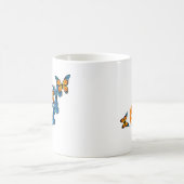 穏やかなリラックス蝶の飛行 コーヒーマグカップ (中央)