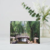 穏やかな公園の弧を描く橋 ポストカード (スタンド正面)