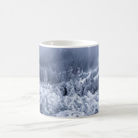 穏やかな冬の山:霧の穏やかな。 コーヒーマグカップ (中央)