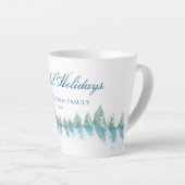 穏やかな冬の森の木の水の色のクリスマス カフェラテマグ (右アングル)