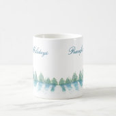 穏やかな冬の森の木の水の色のクリスマス コーヒーマグカップ (中央)