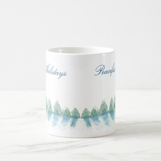 穏やかな冬の森の木の水の色のクリスマス コーヒーマグカップ (中央)
