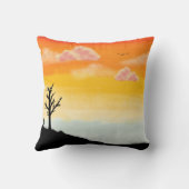 穏やかな夕日のシルエット – ミニマルな風景 クッション (裏面)