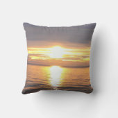 穏やかな夕日の自然撮影 クッション (裏面)