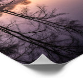 穏やかな夜明け湖のシーンと霧の日の出 ポスター (角)