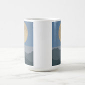 穏やかな山々の上のゴールデンムーン コーヒーマグカップ (中央)