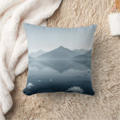 穏やかな山の湖と睡蓮 クッション (ブランケット)