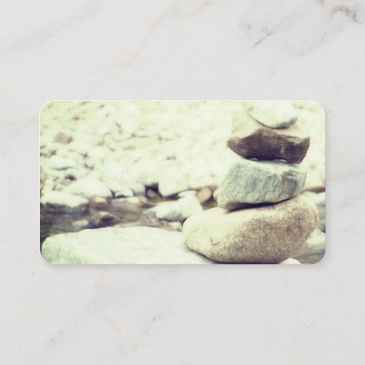 穏やかな岩のケアンとストリーム自然写真 名刺 (裏面)