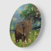 "穏やかな強さ：牛の象の放牧" ラージ壁時計 (傾斜)