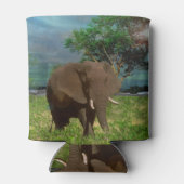 "穏やかな強さ：牛の象の放牧" 缶クーラー (裏面)