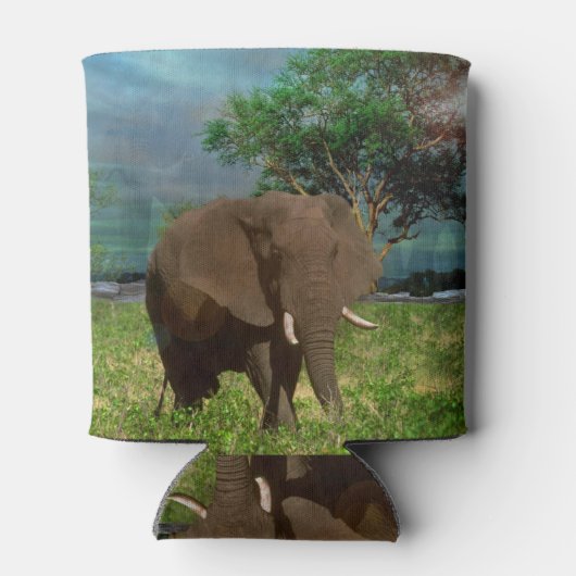 "穏やかな強さ：牛の象の放牧" 缶クーラー (裏面)