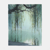 穏やかな柳の木の反射自然アート（4） フリースブランケット (正面)