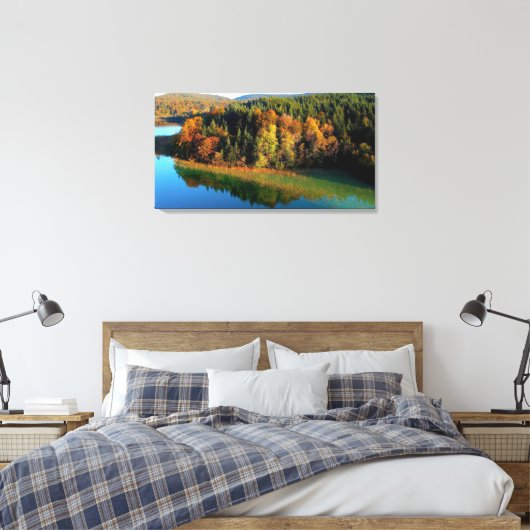 穏やかな森の湖のそばの風光明媚な秋の森 キャンバスプリント (インサイチュ (寝室))