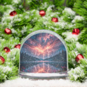 穏やかな森の湖の上の劇的な稲妻 (クリスマス)