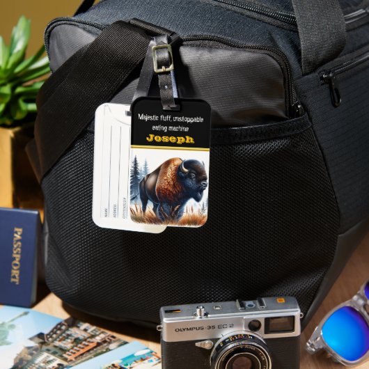 穏やかな森を歩くバッファロー ラゲッジタグ (正面&裏面)