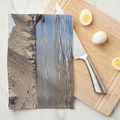 穏やかな水とオマ威厳のあるニ山脈 キッチンタオル (四つ折り)