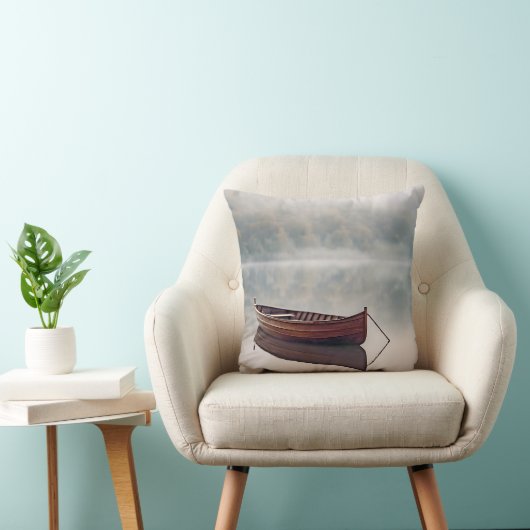 穏やかな水の上に木製のボート クッション (椅子)