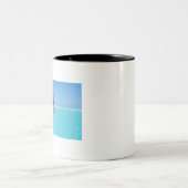 穏やかな水の中で高小妖精や小人 ツートーンマグカップ (中央)