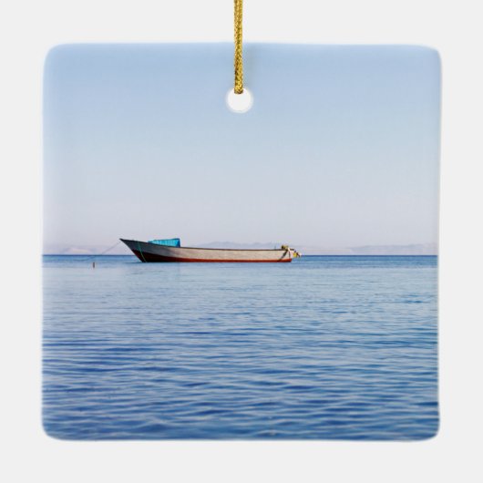 穏やかな海と孤独な舟の美術写真 セラミックオーナメント (裏面)