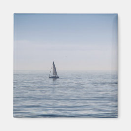 穏やかな海に浮かぶ帆船 マグネット