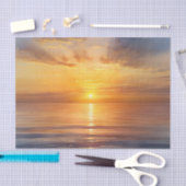 穏やかな海の上の水色の日の出 薄葉紙 (クラフト)