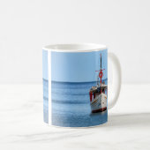 穏やかな海の漁船 コーヒーマグ コーヒーマグカップ (正面右)