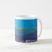 穏やかな海岸の風景 コーヒーマグカップ (正面右)