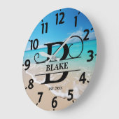 穏やかな海辺のビーチBのイニシャル ラージ壁時計 (傾斜)