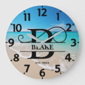 穏やかな海辺のビーチBのイニシャル ラージ壁時計 (正面)