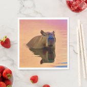 穏やかな湖から現れるかわいいカピバラ スタンダードランチョンナプキン (インサイチュ)