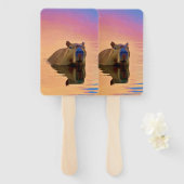 穏やかな湖から現れるカピバラ ハンドファン (正面&裏面)