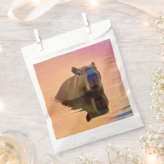 穏やかな湖から現れるカピバラ フェイバーバッグ (クリップ留めされた状態)