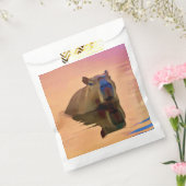 穏やかな湖から現れるカピバラ フェイバーバッグ (封をした状態)