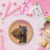 穏やかな湖から現れるカピバラ ペーパープレート (パーティー)