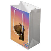 穏やかな湖から現れるカピバラ ミディアムペーパーバッグ (正面アングル)